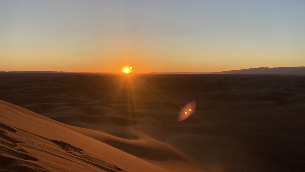 Coucher de soleil dans le désert marocain