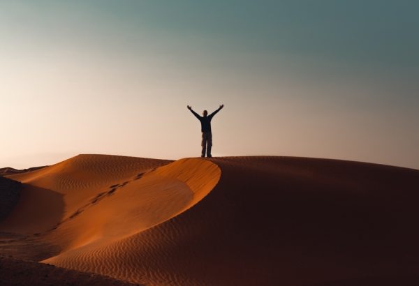 le rôle d'un guide dans le désert